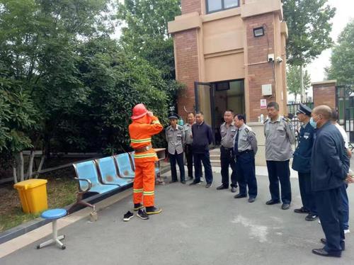 后勤人员进行消防技能交流 后勤人员进行消防技能交流