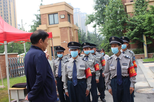 郭副局长与后勤人员亲切交谈 郭副局长与后勤人员亲切交谈