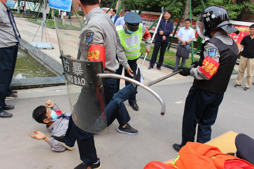我校安保展示防暴恐技能 我校安保展示防暴恐技能