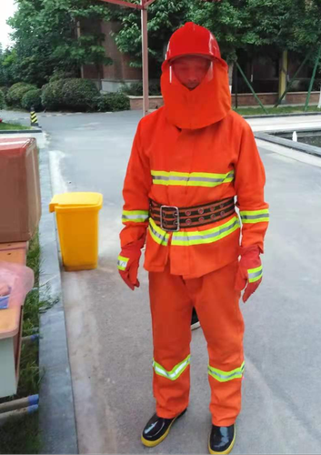 后勤人员展示消防服穿戴方法 后勤人员展示消防服穿戴方法