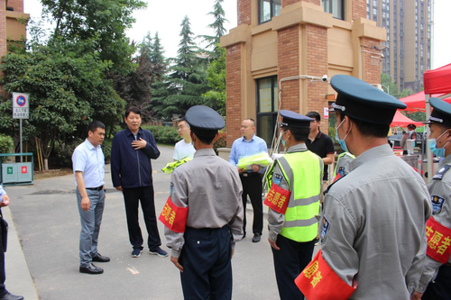 工作组为我校安保人员送上反光背心和防暴恐器械 工作组为我校安保人员送上反光背心和防暴恐器械