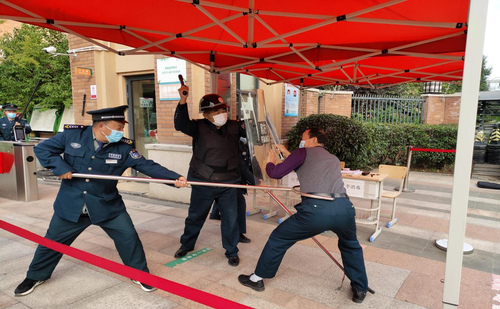 我校保安与持刀对峙 我校保安与持刀对峙