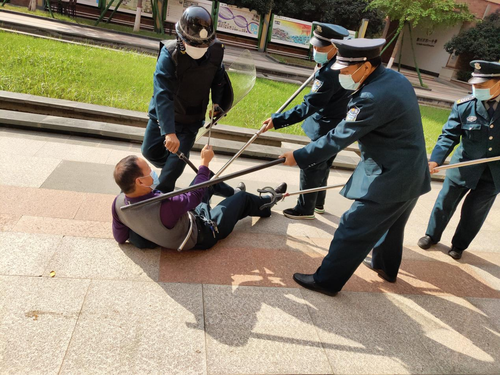 安保人员合理制服暴徒 安保人员合理制服暴徒