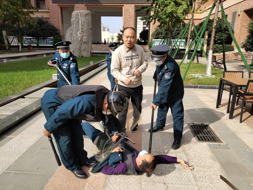 安全督导员第一时间赶到现场指挥工作 安全督导员第一时间赶到现场指挥工作