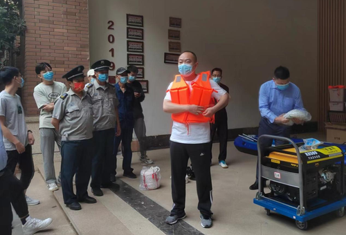 韦大非老师示范救生衣穿戴 韦大非老师示范救生衣穿戴