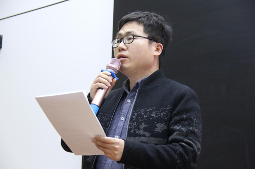 评委老师毛冠涛进行赛后总结和精彩点评 评委老师毛冠涛进行赛后总结和精彩点评